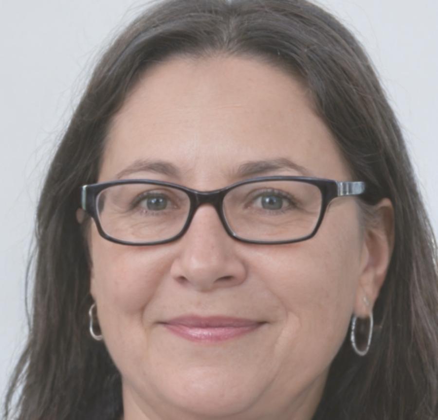 Retrato profesional de Carmen Vázquez, consultora en ahorro doméstico