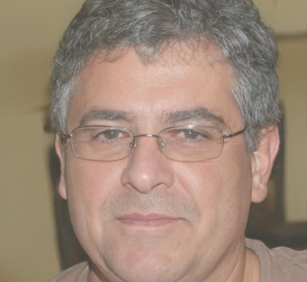 Retrato profesional de Rodrigo Menéndez, especialista en finanzas familiares